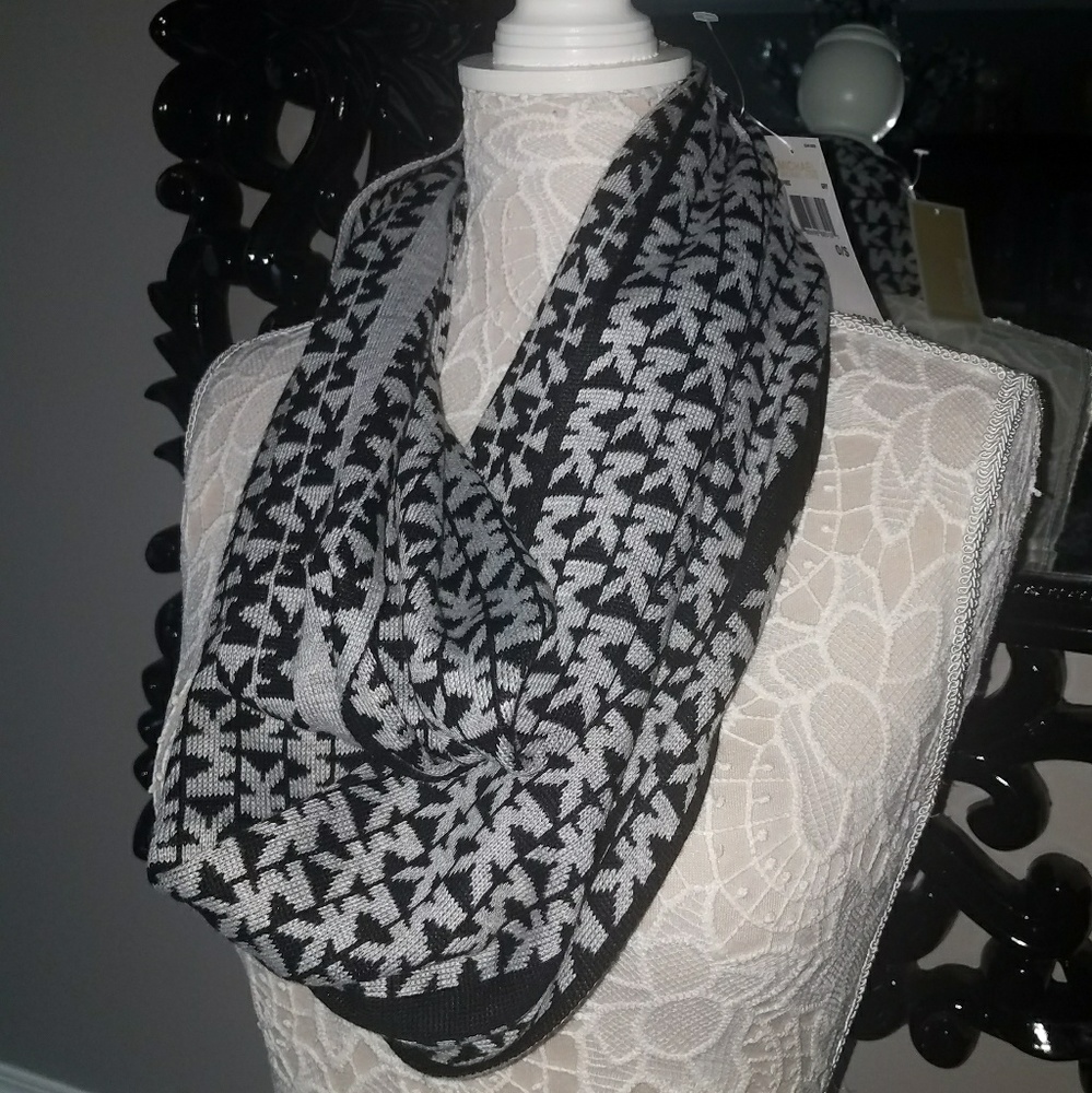 NWT Michael Kors Signature Stripe Infinity Scarf